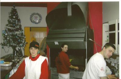 På matstället "BUM". Killen till höger har tjeckiska rötter. (Bela Crkva.) På matstället "BUM". Killen till höger har tjeckiska rötter. (Bela Crkva.)